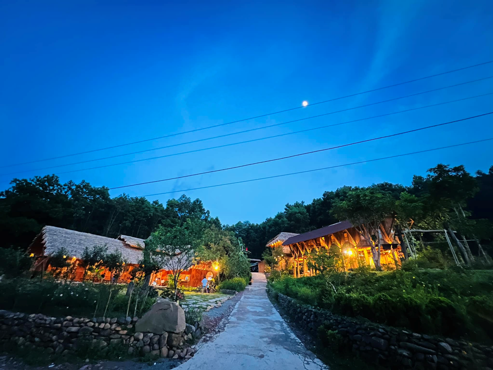 Ngôi làng du lịch cách Hà Nội chưa tới 200km: Lọt thỏm giữa núi rừng, đường bê tông xuyên thung lũng, ruộng bậc thang xanh mướt - ảnh 3