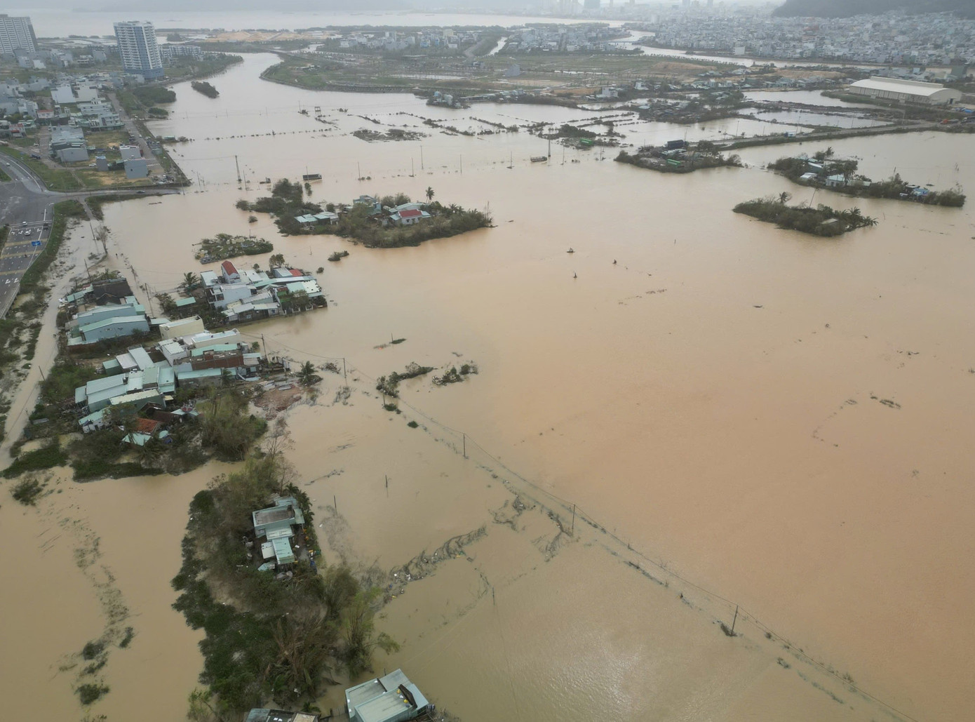 Nước dâng nhanh bủa vây một số khu dân cư ở phường Quy Nhơn Đông, tỉnh Gia Lai. img-20251124-124102.jpg