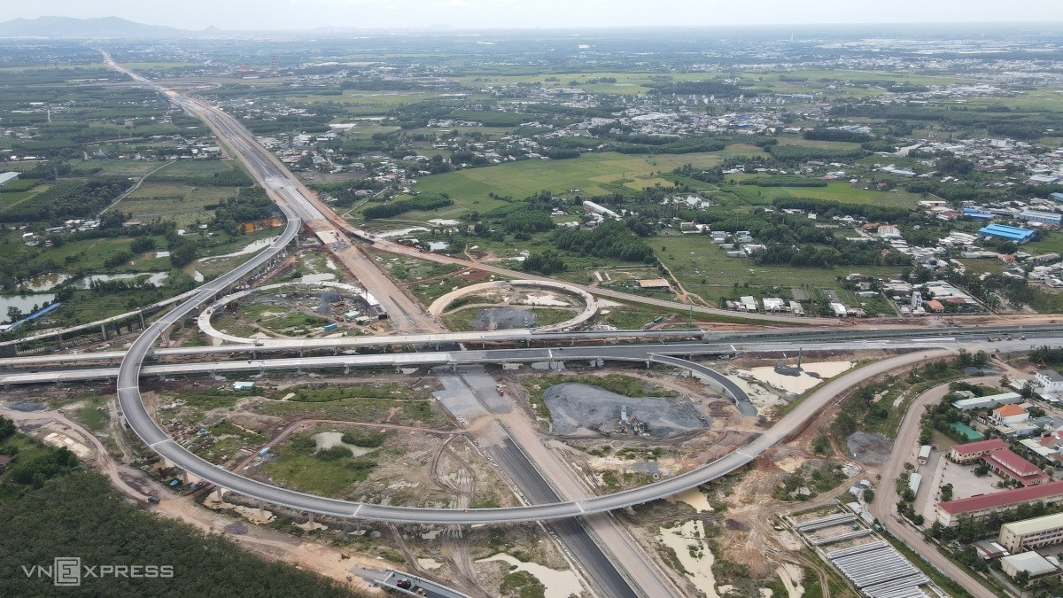 Gần một tháng nữa, 2 trục xương sống trọng điểm kết nối sân bay lớn nhất Việt Nam sẽ thông xe- Ảnh 3.