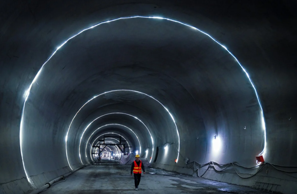 Chưa từng có trong lịch sử: Hầm đường sắt cao tốc đầu tiên trên thế giới do AI ‘chỉ đạo’ thi công, đón đoàn tàu vận tốc 350 km/h xuyên dãy núi hiểm trở - ảnh 2
