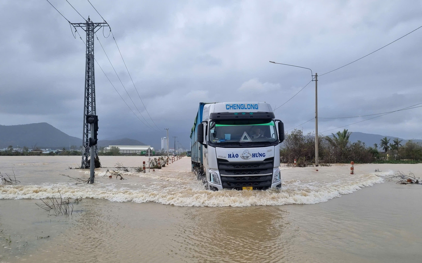 Đoạn đường Quy Nhơn Đông ngập trong nước lũ sáng 24/11. img-20251124-124129.jpg
