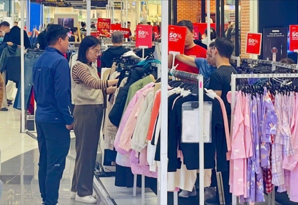 Khách hàng có xu hướng lựa chọn kỹ hơn trong dịp Black Friday năm nay. a3-1911.jpg