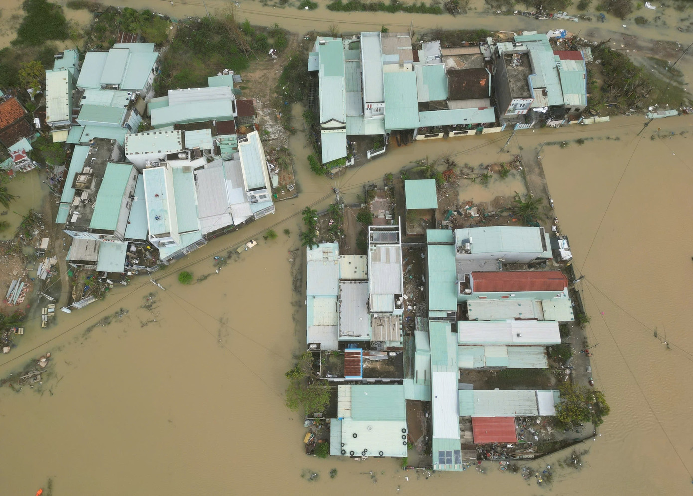 Nhà người dân bị nước lũ bao vây. img-20251124-124059.jpg