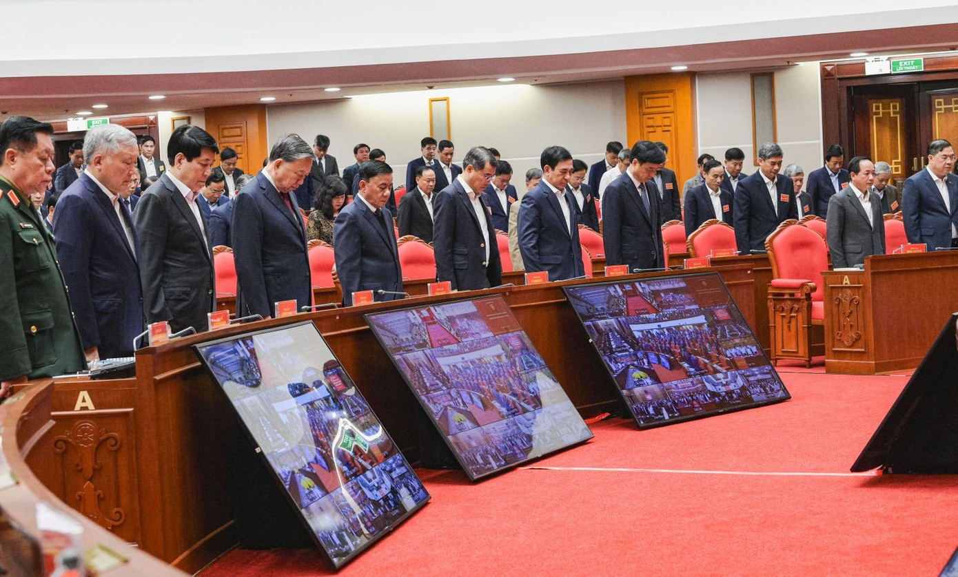 Tổng Bí thư Tô Lâm, các đồng chí lãnh đạo Đảng, Nhà nước dự hội nghị đã dành 1 phút mặc niệm những người bị thiệt mạng do bão lũ. Ảnh: Cổng thông tin Đảng Cộng sản. tienphong-2411tbt.jpg
