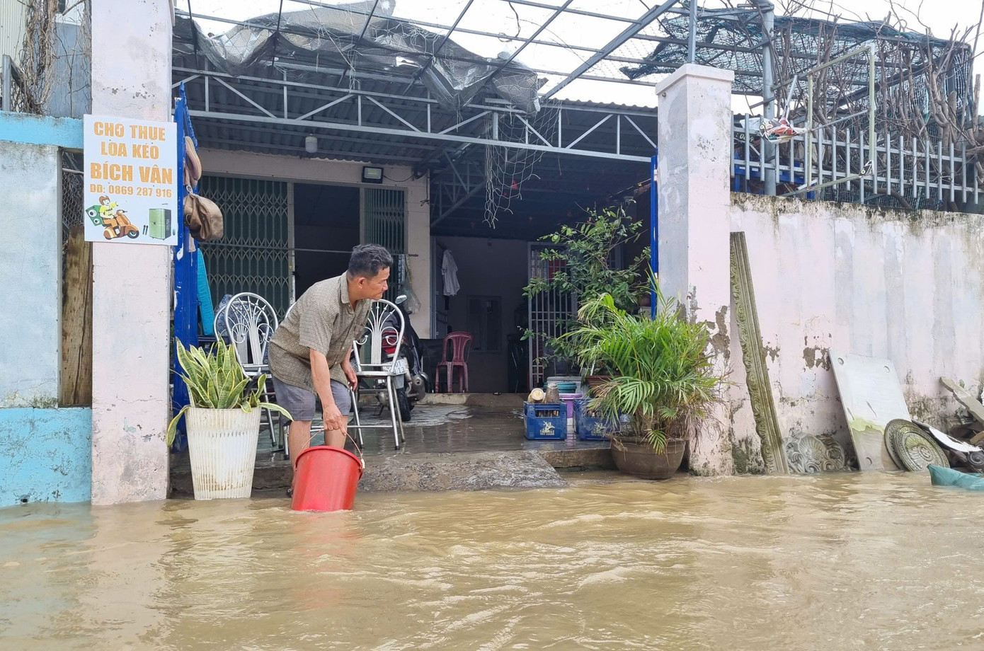 Người dân dọn dẹp khi nước vừa rút bớt. img-20251124-124122.jpg