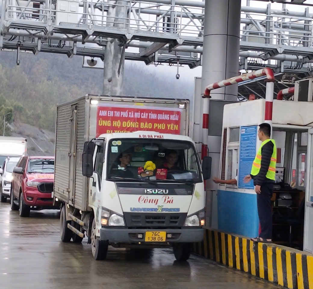 Từ ngày 23/11, Tập đoàn Đèo Cả miễn phí dịch vụ sử dụng đường bộ đối với tất cả các đoàn xe chở hàng cứu trợ khi lưu thông qua 21 trạm thu phí. deo-ca-mo-lan-mien-phi-cho-xe-cuu-tro-dong-bao-lu-lut-1.jpg