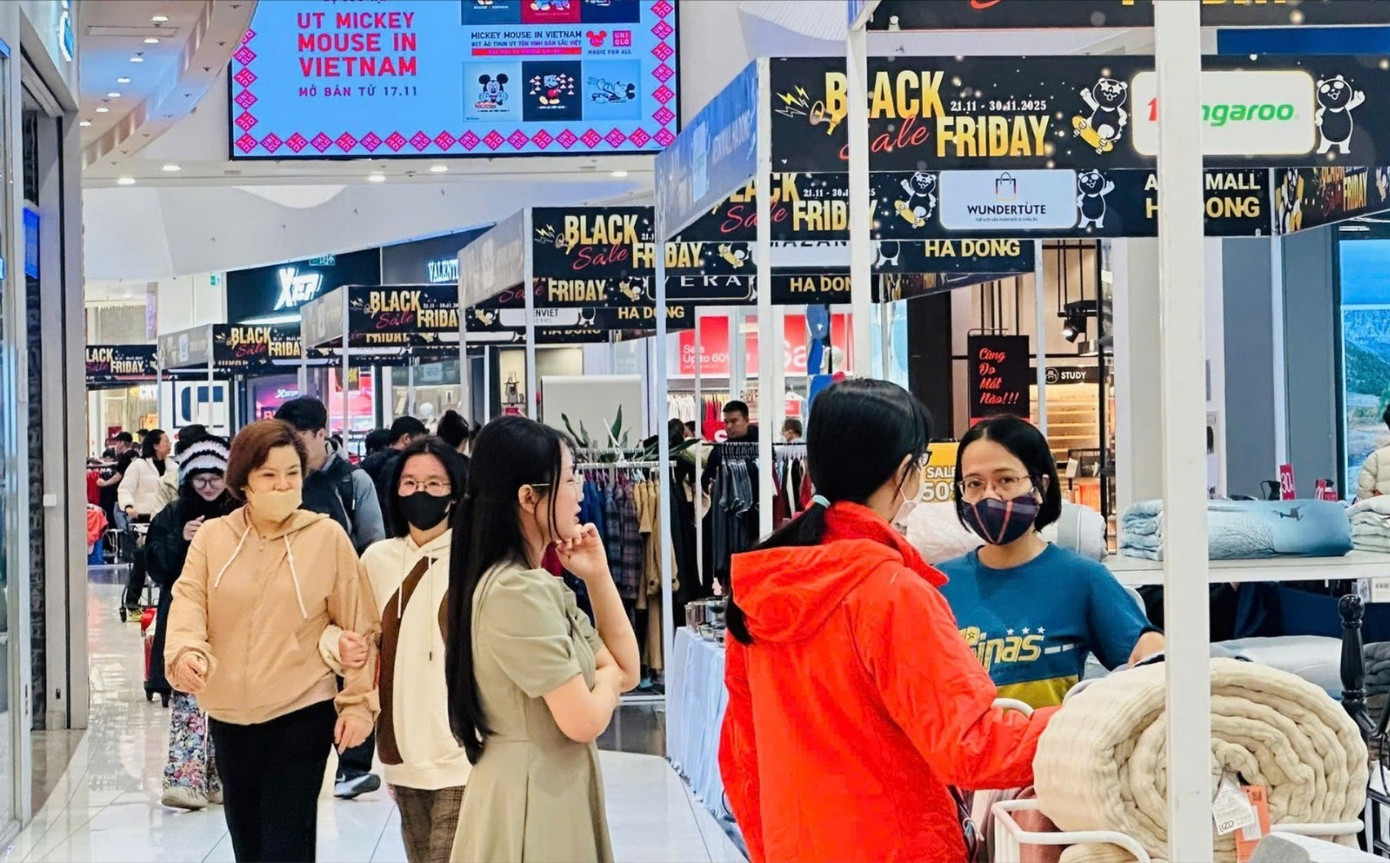 Lượng khách đổ về trung tâm thương mại để 'săn' hàng giảm giá dịp Black Friday ngày càng tăng. a5.jpg