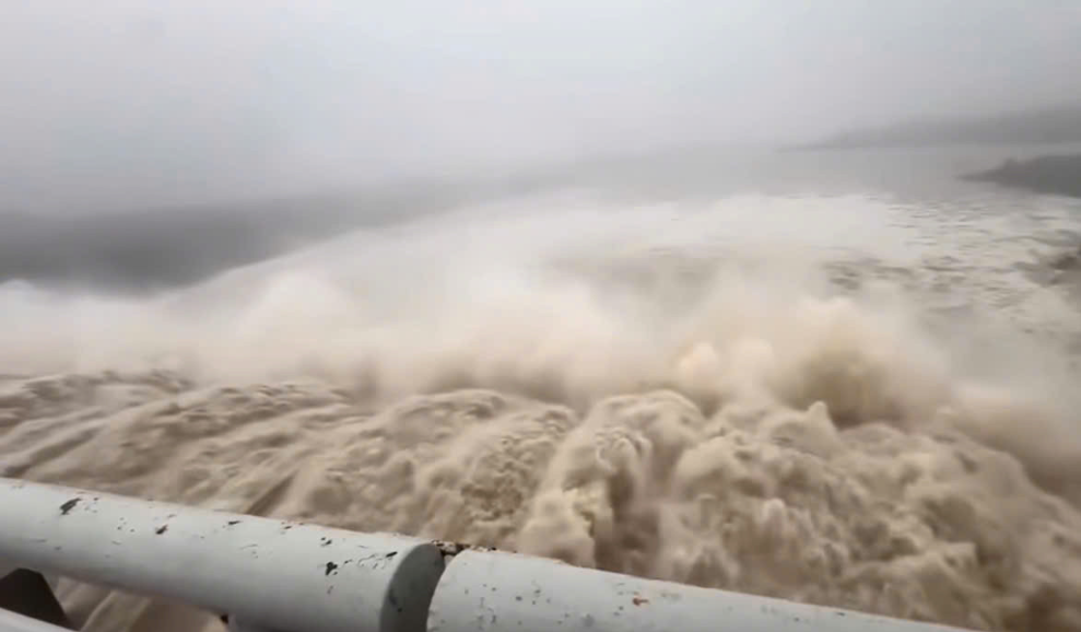 Thủy điện sông Ba Hạ xả lũ vào chiều 19/11. Ảnh: Người dân cung cấp screen-shot-2025-11-25-at-144351.png