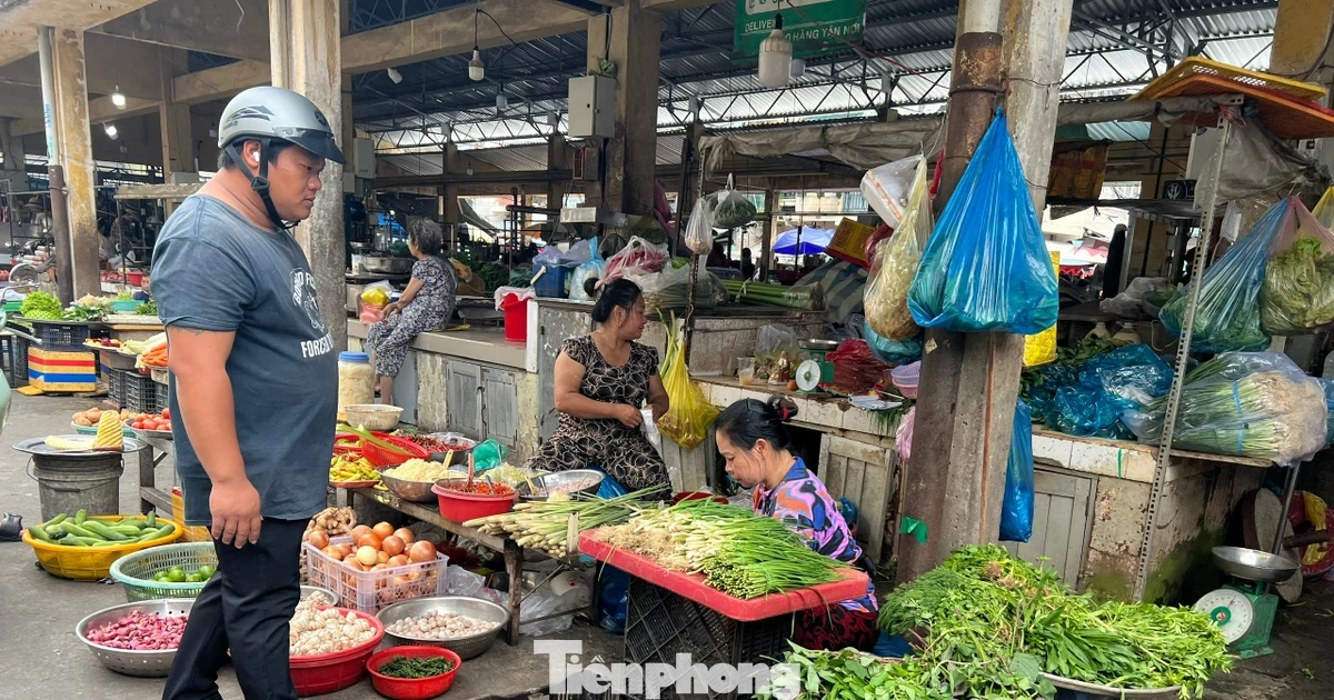 Giá rau xanh tại TPHCM 'giảm nhiệt', người tiêu dùng thở phào