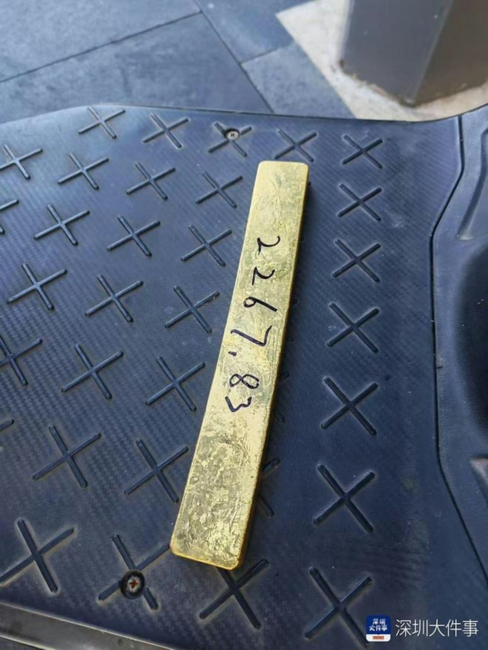 Đang đi giao hàng, nam shipper 17 tuổi nhặt được thỏi vàng nặng 2,2kg, trị giá hơn 7 tỷ đồng - ảnh 1