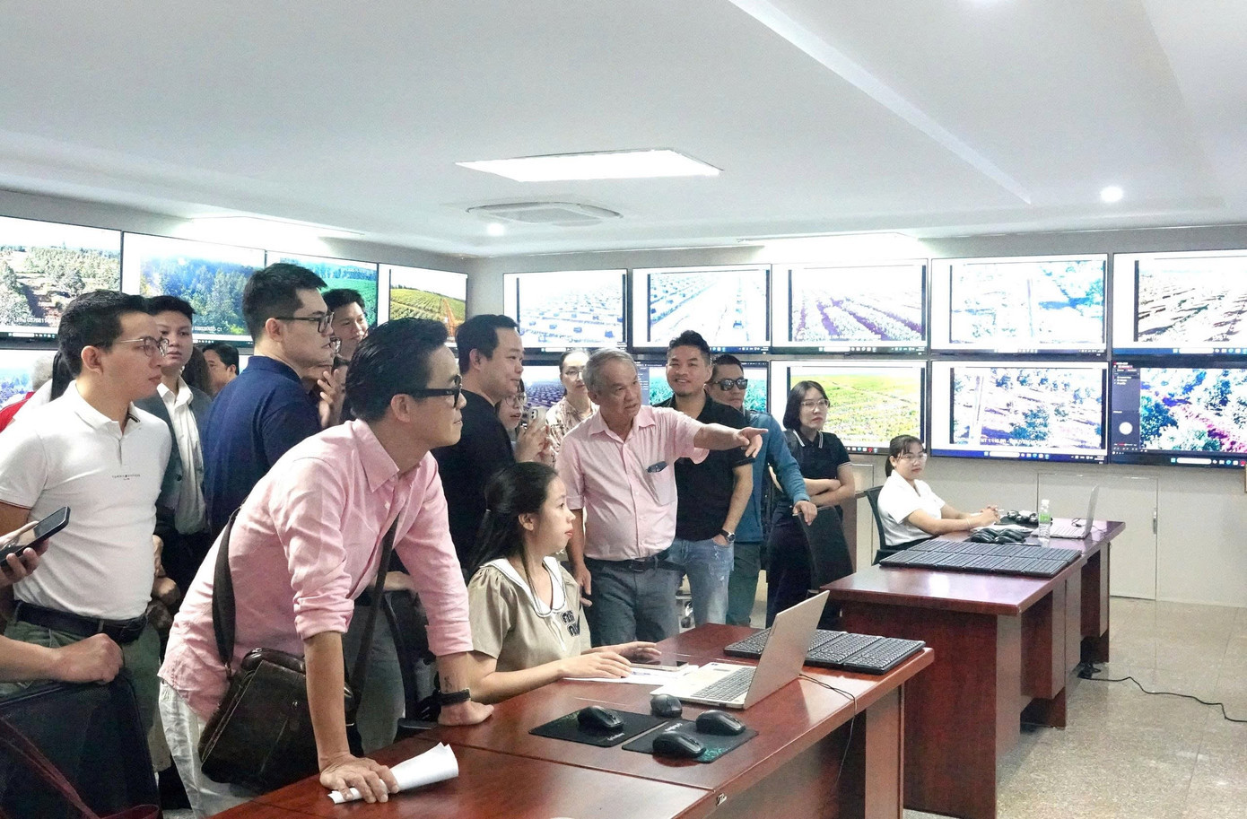 HAG làm nông nghiệp hiện đại, cả nông trường được quan sát đầy đủ qua màn hình tivi độ phân giải cao. 4.jpg