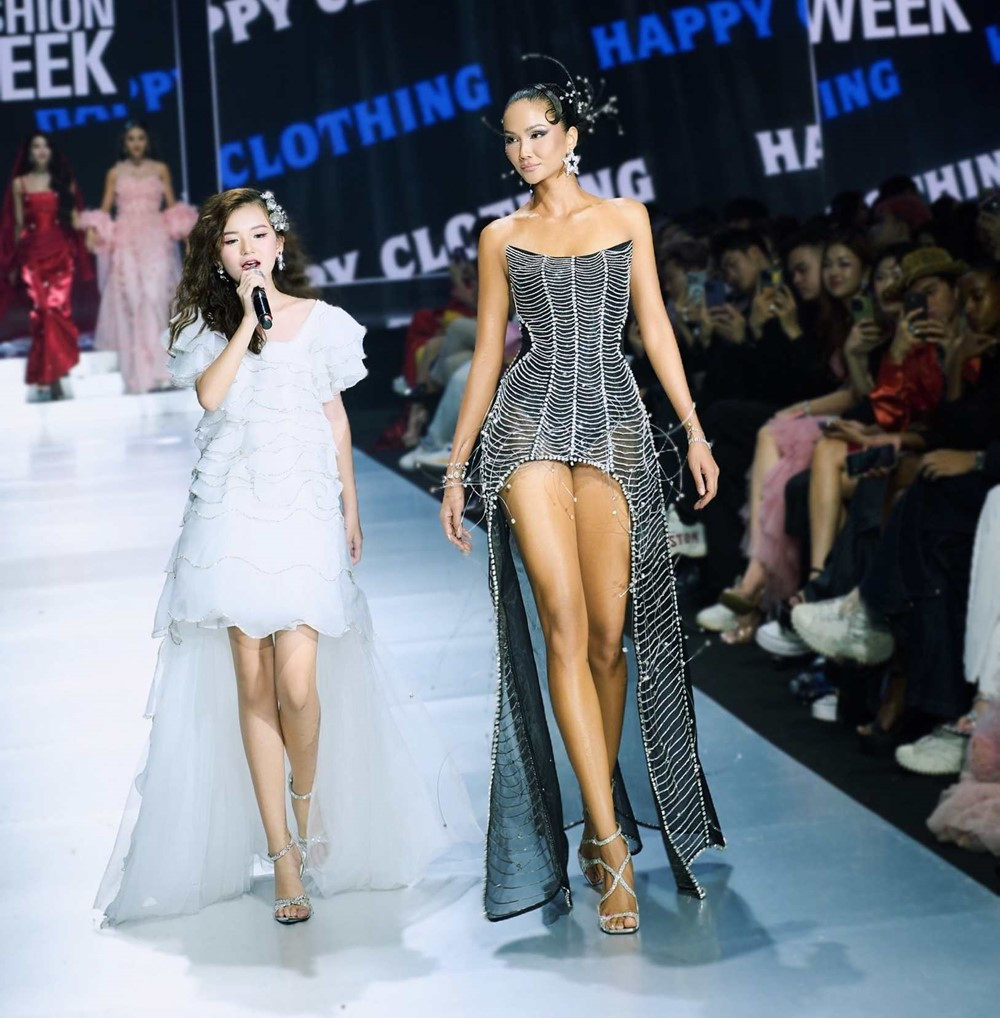 Cô bé 13 tuổi giành 15 Huy chương Vàng, đa tài từ hát, nhảy đến MC, người mẫu - ảnh 3