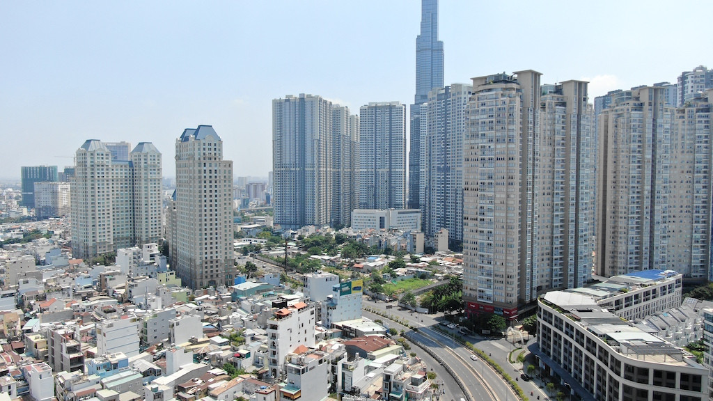 Với vị trí đắc địa, sát bên quận 1 (cũ), TPHCM nên gần chục khu chung cư đua nhau mọc lên san sát trên tuyến đường này. DJI_0110_PAOH.JPG