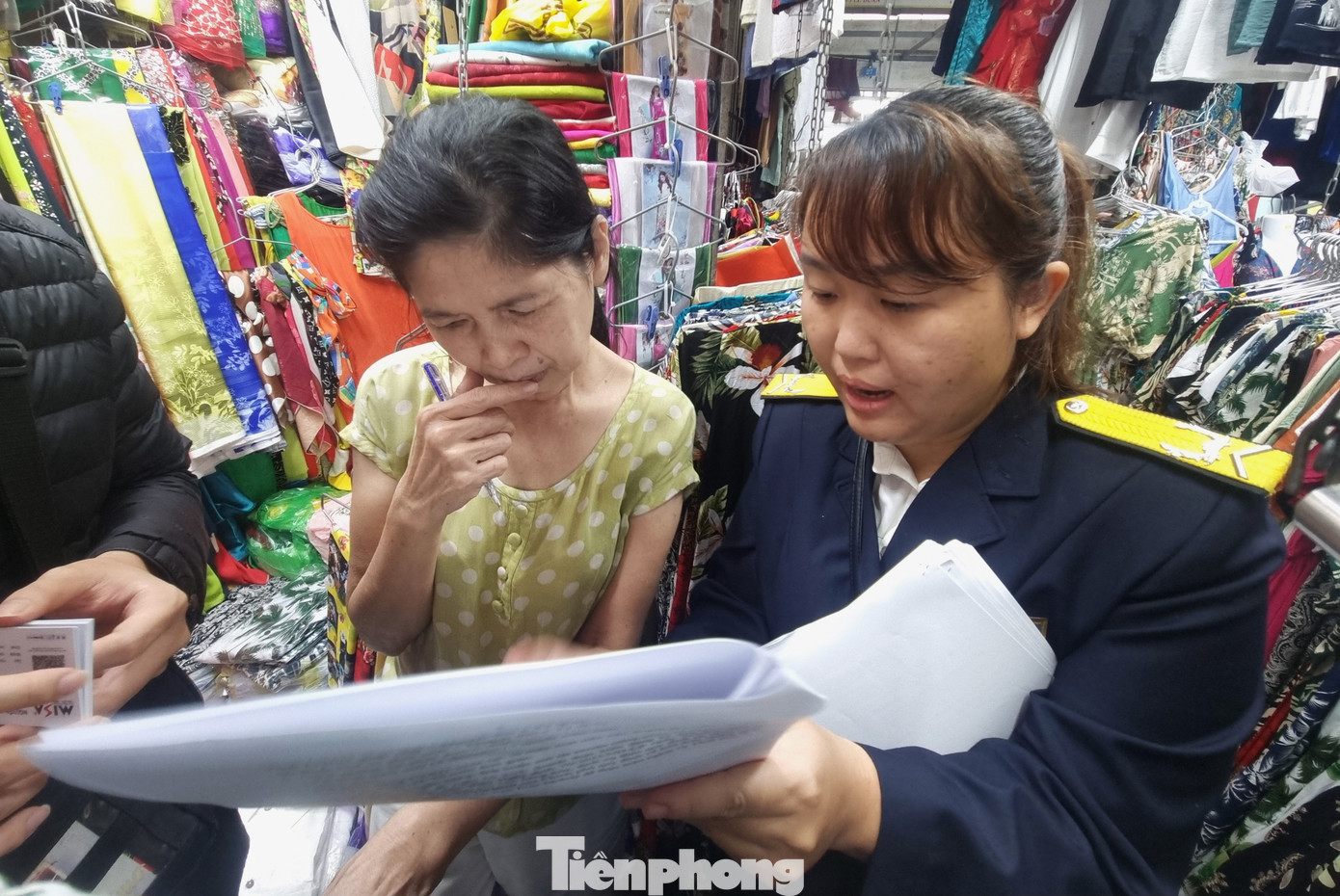 Ghi nhận tại chợ Hàn nằm giữa trung tâm Đà Nẵng , nhân viên thuế đến gõ cửa từng quầy hàng một để tuyên truyền về phương pháp thu thuế mới cho tiểu thương. Dù chợ tấp nập khách suốt cả ngày nhưng các tiểu thương vẫn dành thời gian để nghe và bày tỏ những thắc mắc của mình. Ảnh: Thanh Hiền. tp-thue.jpg