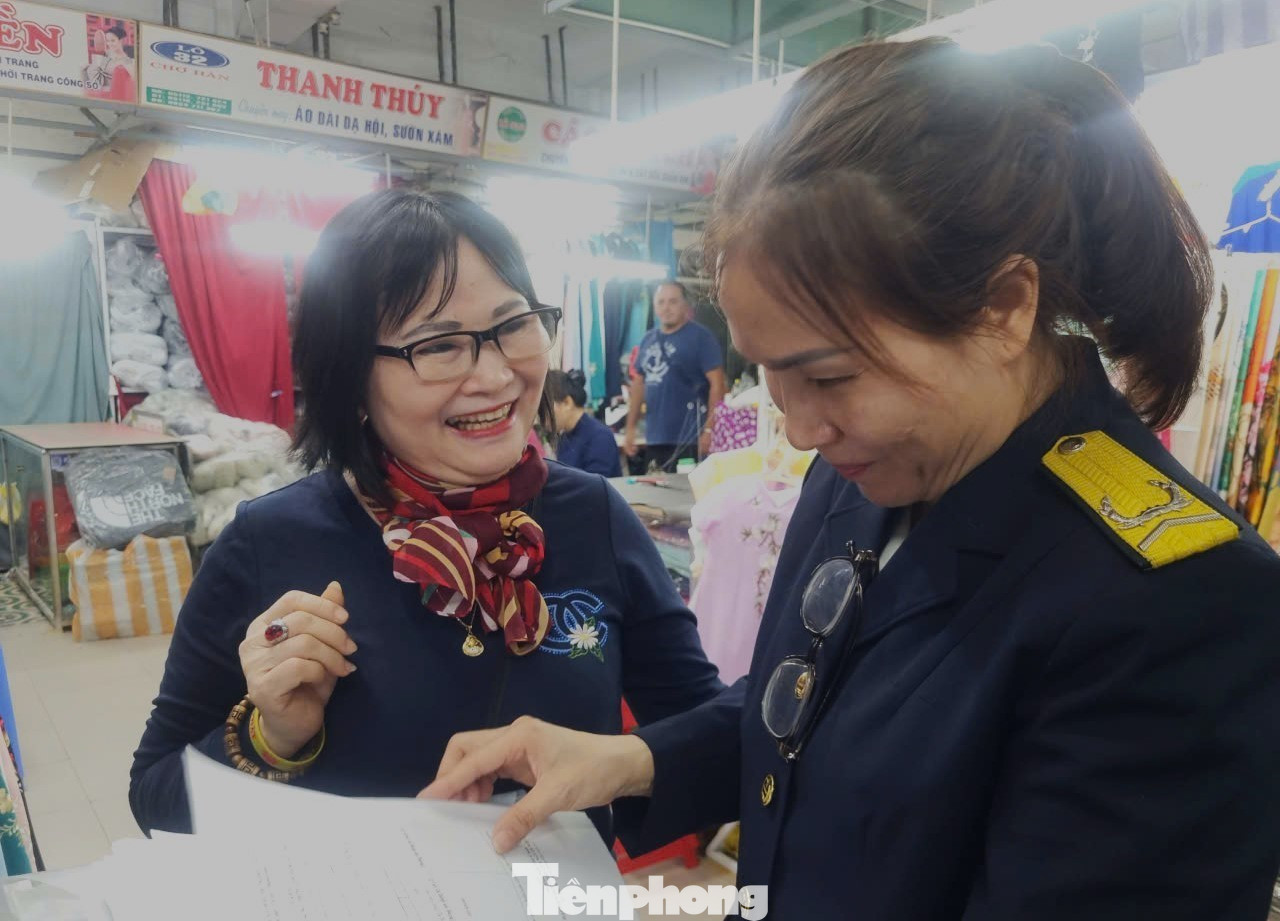 Bà Trần Thị Cách (hàng vải) thừa nhận bản thân cũng rất tp-thue-dn-5.jpg