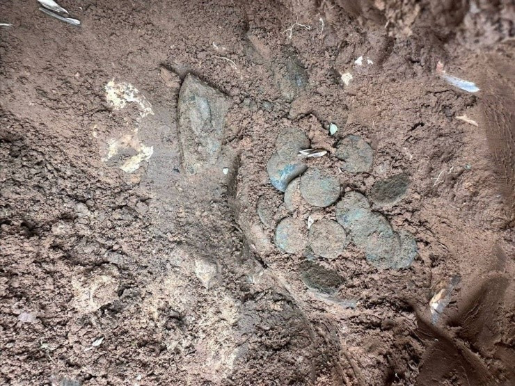 Cụ ông U70 đào trúng 'kho báu' chứa 400 đồng tiền trên cánh đồng, niên đại ước tính 1.800 năm - ảnh 2