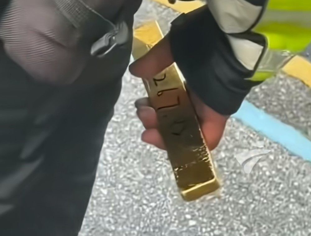 Đang đi giao hàng, nam shipper 17 tuổi nhặt được thỏi vàng nặng 2,2kg, trị giá hơn 7 tỷ đồng - ảnh 3