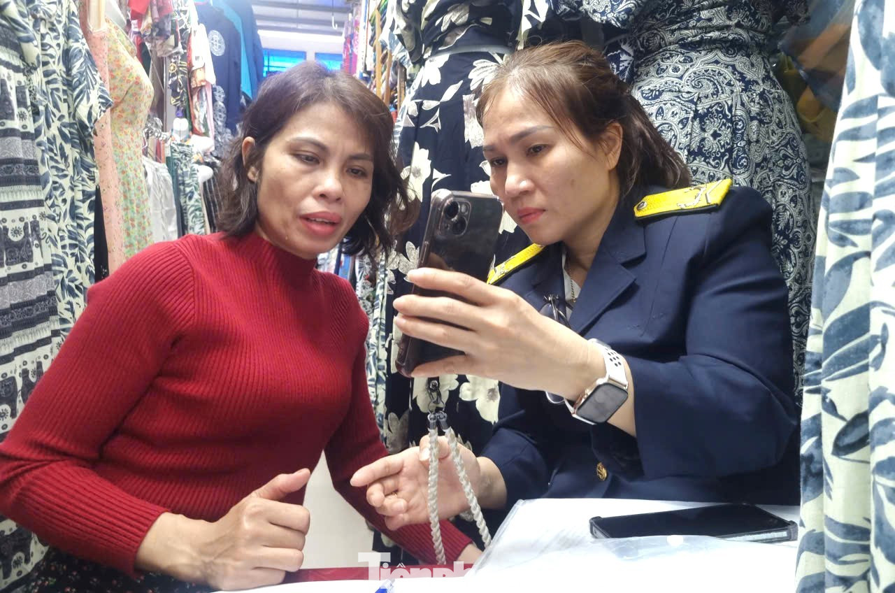 Chị Khánh Vân (hàng vải) cho hay mấy hôm nay đã thử kê khai doanh thu trên phần mềm nhưng vẫn còn lóng ngóng. Khi được hướng dẫn từng bước một, chị thấy đơn giản và tiện lợi hơn. tp-thue-dn-6.jpg