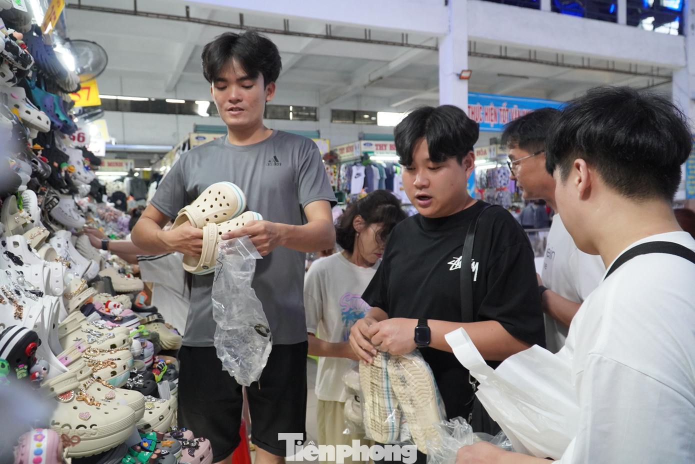 Trước đó, UBND TP. Đà Nẵng đã lập tổ công tác hỗ trợ hộ, cá nhân kinh doanh chuyển đổi tại các địa bàn trọng điểm. Hướng dẫn sử dụng hóa đơn điện tử, eTax Mobile, kê khai và nộp thuế điện tử. Đồng thời duy trì kênh hỗ trợ trực tuyến (hotline, email, zalo,...) hoạt động 24/7. tp-cho-han-3.jpg