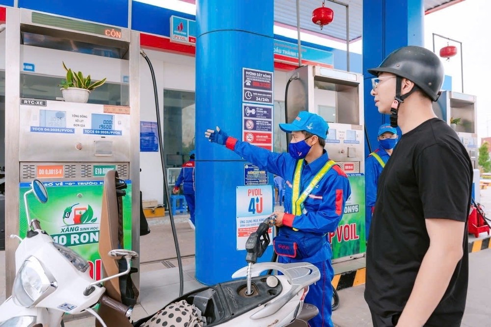 Khách đổ xăng sinh học E10. z7260661187930-c800f6b90b4f65e0cfb102cdc4b609c4.jpg