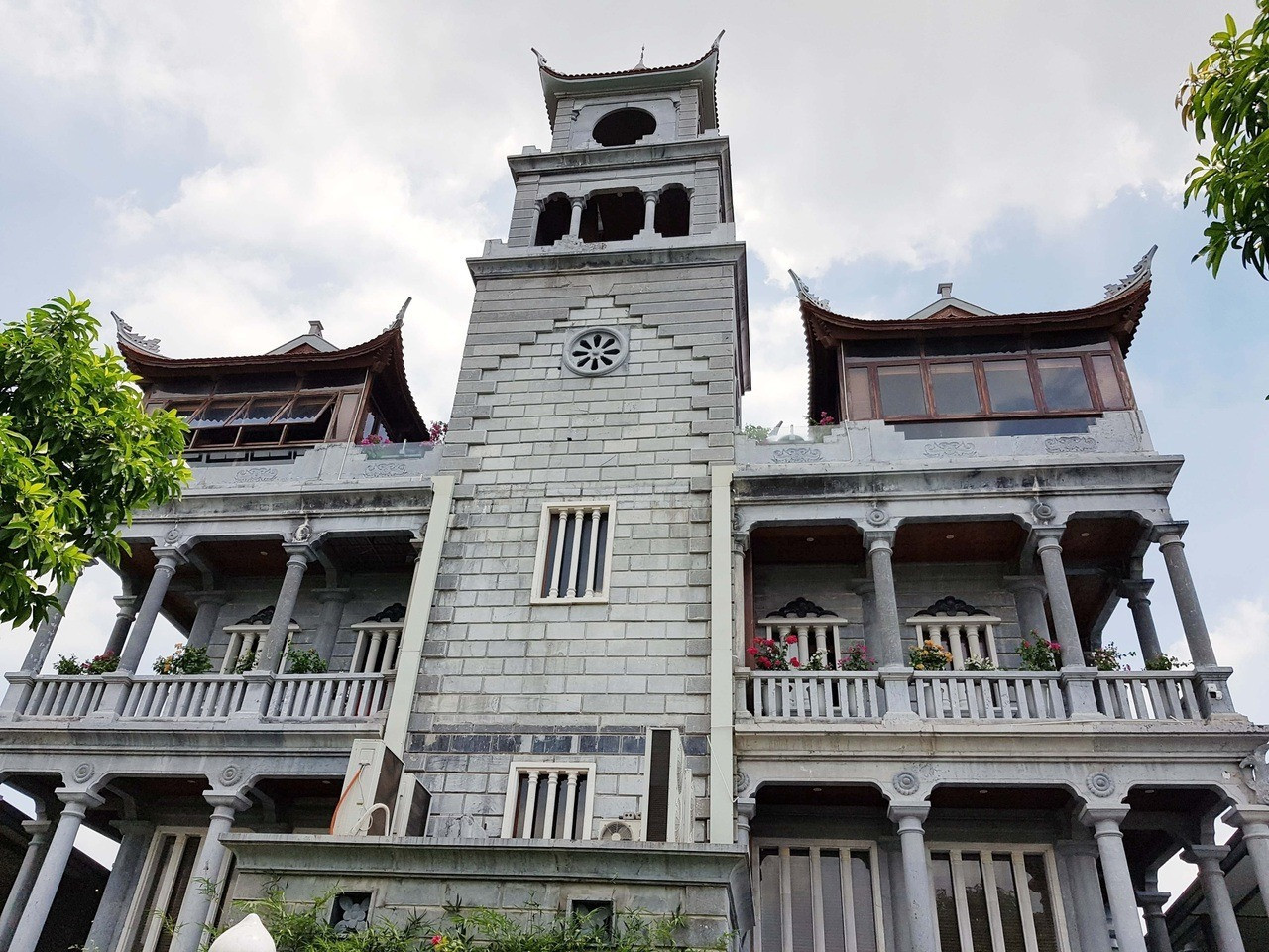 Biệt thự đá 3 tầng lớn nhất Việt Nam với bức phù điêu hàng chục tấn trên nóc: Xây không cần hồ vữa, hơn thập kỷ mới hoàn thành- Ảnh 4.