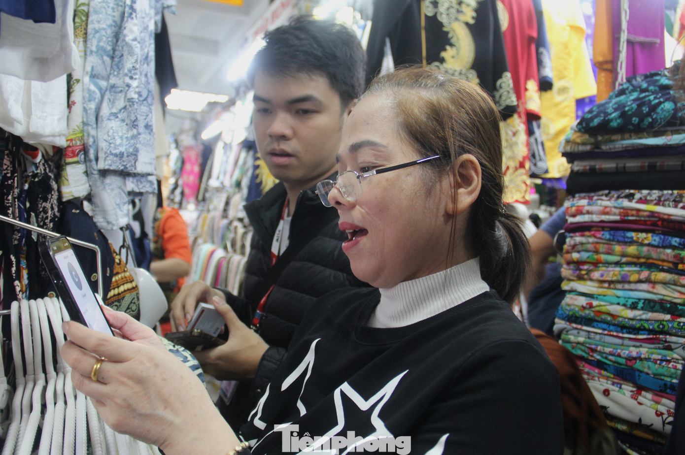 Trước thực tế này, nhân viên thuế cùng các đơn vị cung cấp dịch vụ đã hướng dẫn cho tiểu thương cách sử dụng phần mềm kê khai, nộp thuế. Từng thao tác trên điện thoại được chỉ bày tỉ mỉ. tp-thue-dn-9.jpg