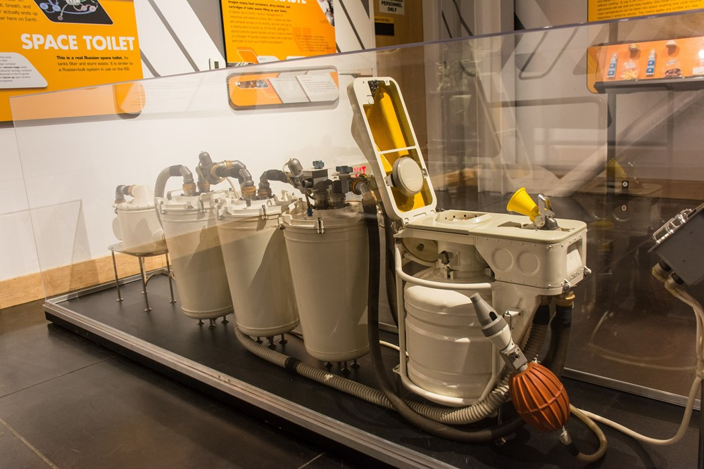 Đi vệ sinh trên tàu vũ trụ ở ngoài không gian: Những bí mật chưa kể! - ảnh 3