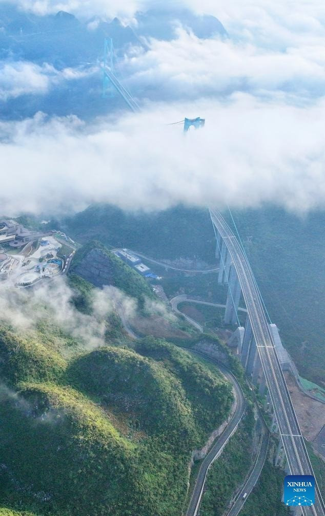 Cầu treo nặng 22.000 tấn đâm xuyên mây, bắc qua ‘vết nứt của Trái Đất’, yêu cầu độ chuẩn đến từng milimet - ảnh 2