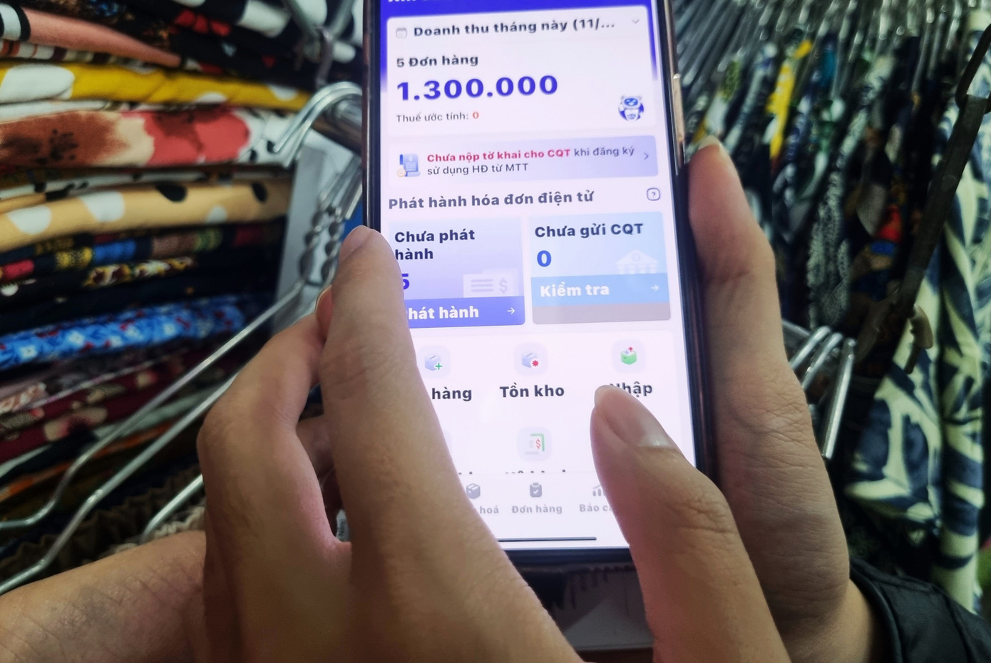 Bà Cách cũng nhìn nhận thêm, trong thời đại công nghệ số, nếu các tiểu thương cố gắng tìm hiểu, làm quen và tập sử dụng các phần mềm để đóng thuế, kê khai, quản lý hàng hóa, chi phí... một cách thuần thục thì sẽ trở thành những người buôn bán văn minh, hiện đại. thuedn.jpg