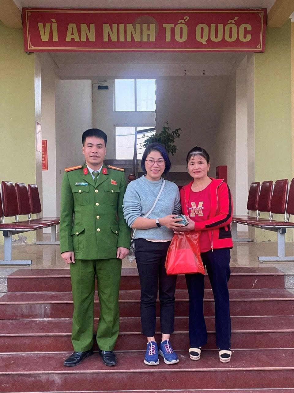 Chị N. ở Hà Nội chuyển vào một số tài khoản 400 triệu, phải đi hơn 300km đến nhờ công an giúp đỡ - ảnh 1