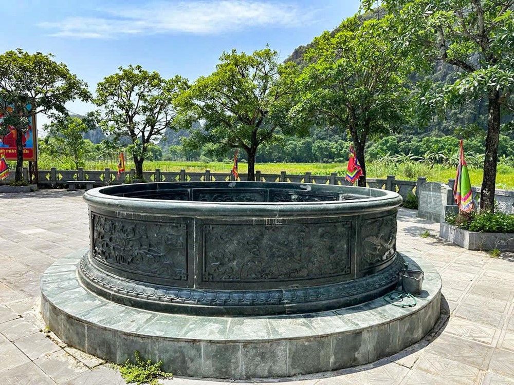 Ngôi đền đá thờ 4 vị vua, 2 vị tướng và hoàng hậu nhà Trần, được ví như 'kiệt tác' giữa lòng cố đô - ảnh 5