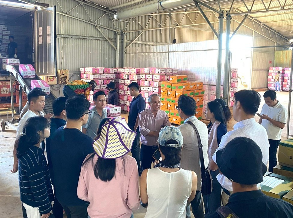 Bầu Đức giới thiệu với nhà đầu tư tại Nhà máy đóng gói Đại Thắng (Paksong, Lào). 2-1129.jpg