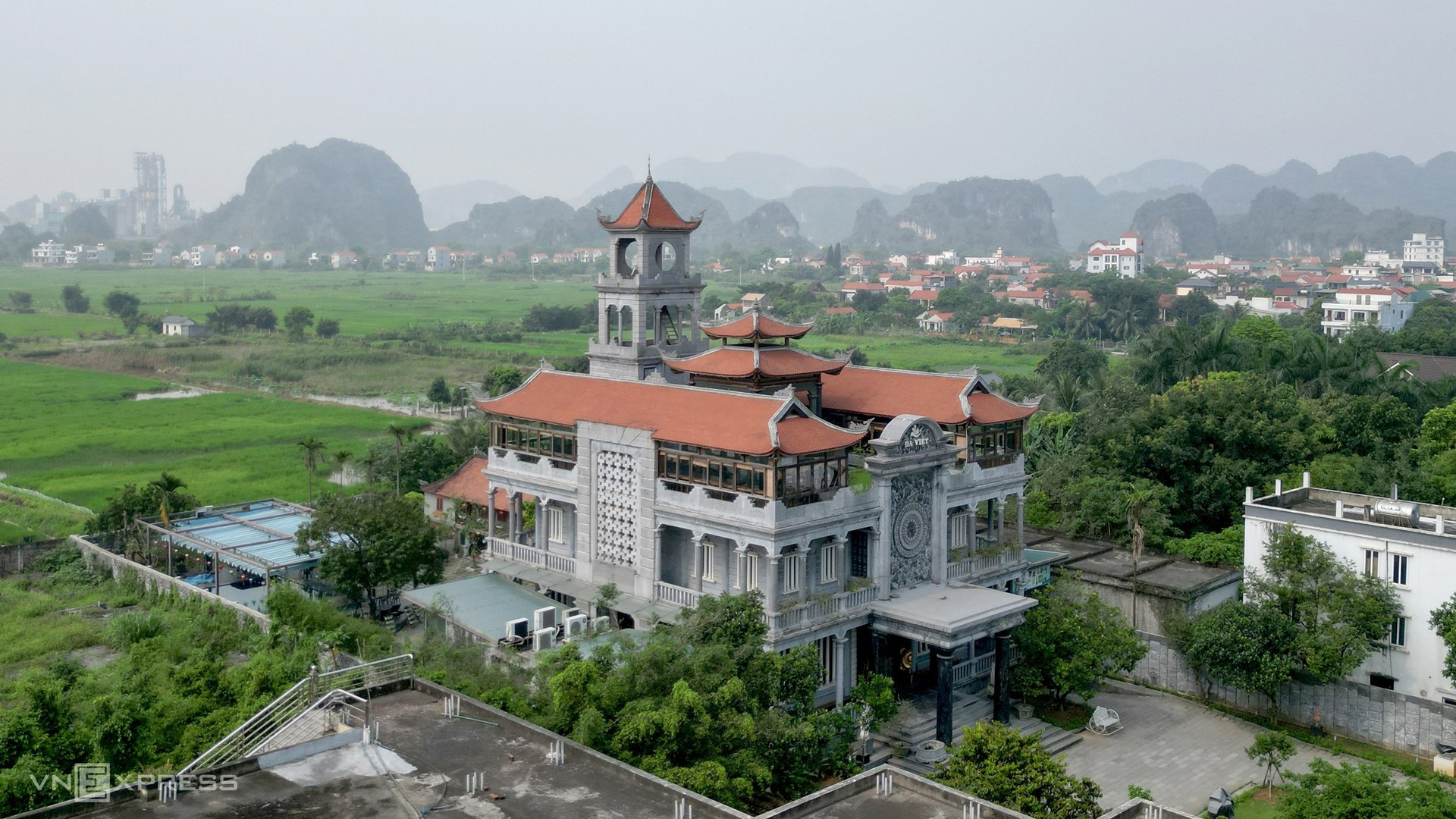 Biệt thự đá 3 tầng lớn nhất Việt Nam với bức phù điêu hàng chục tấn trên nóc: Xây không cần hồ vữa, hơn thập kỷ mới hoàn thành- Ảnh 1.