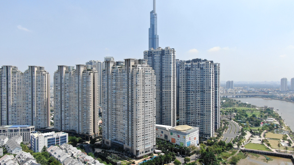 Nếu tính trung bình mỗi căn hộ có 3 cư dân ở thì các chung cư trên đường Nguyễn Hữu Cảnh có gần 100.000 dân sinh sống. DJI_0090_JLKE.JPG