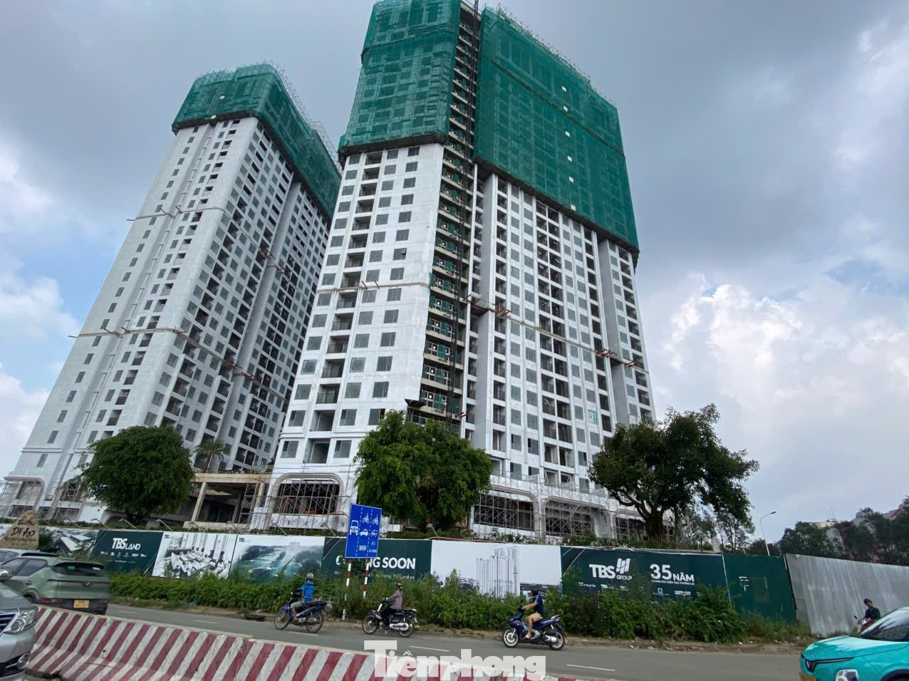 Trong ảnh là dự án của TBS Group, dù đã xây gần xong phần thô nhưng chưa mở bán. tp-2-3303.jpg