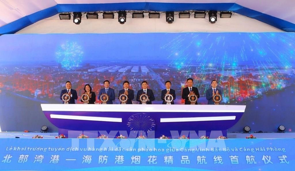 Đại biểu thực hiện nghi thức khai trương tuyến trung chuyển Cảng Hải Phòng - Vịnh Bắc Bộ (Ảnh TTXVN)