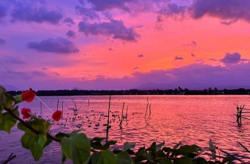 Bầu trời tím ngắt ở Nha Trang sau lũ lịch sử