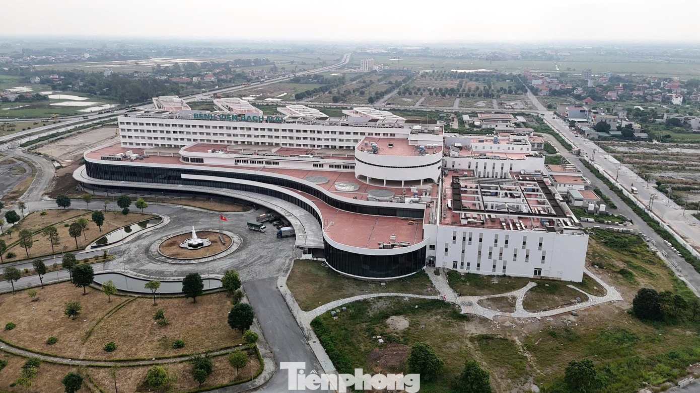 Theo kế hoạch của Chính phủ, dự án sẽ cắt băng khánh thành phần xây dựng vào ngày 19/12 và đưa vào vận hành một phần. Về chất lượng khám chữa bệnh và quyền lợi người dân, Bệnh viện Bạch Mai cho biết đã xây dựng mô hình vận hành “một bệnh viện - hai cơ sở” nhằm đảm bảo chất lượng giữa hai cơ sở tương đương nhau. tp-vd-4.jpg