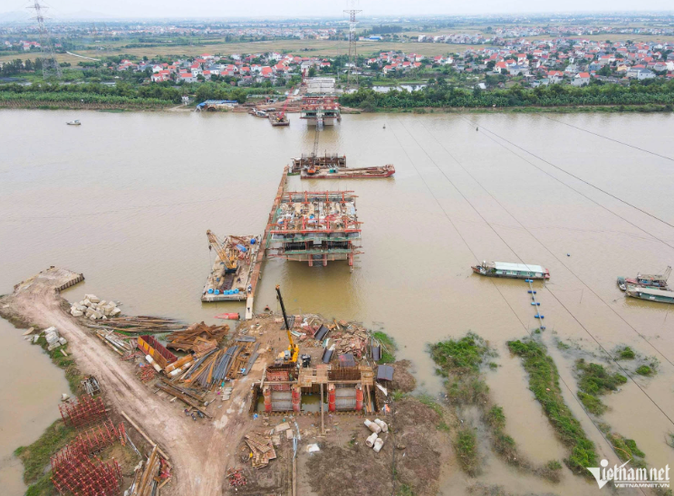 Cây cầu đầu tiên bắc qua sông Thái Bình sau 1 năm khởi công: Dần thành hình, sẽ hoàn thành sau ít tháng nữa- Ảnh 2.