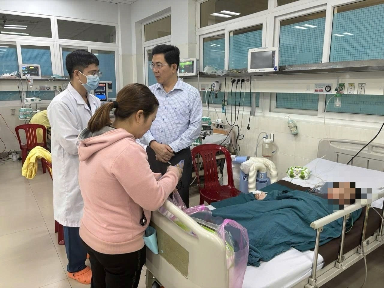 Ông Nguyễn Đăng Vinh - Bí thư Đảng ủy xã Tư Nghĩa đến thăm hỏi, động viên bé trai 6 tuổi đang điều trị tại Bệnh viện Sản Nhi Quảng Ngãi. e5a3ecf9db62573c0e73.jpg