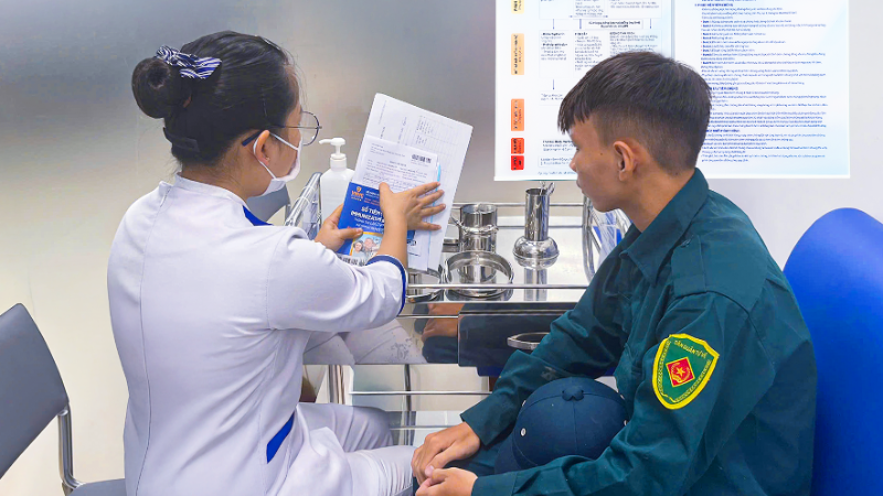 Tiêm vaccine miễn phí cho nhân dân vùng lũ - ảnh 2