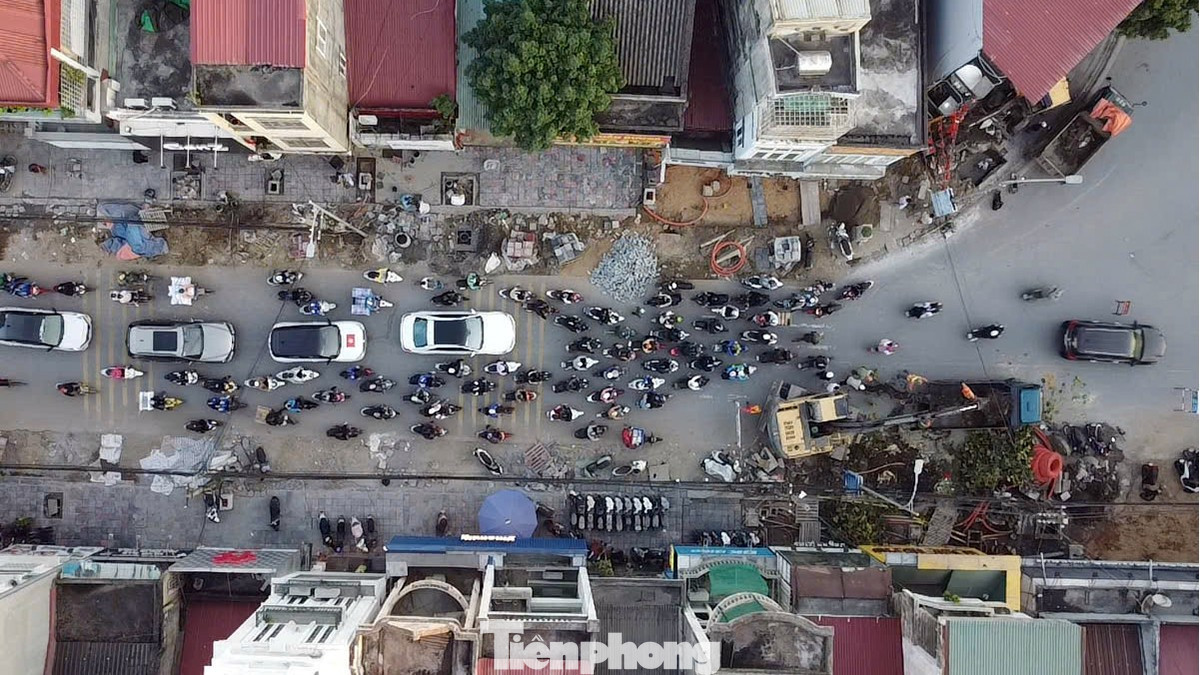 Tại nút giao Lê Lợi - Lê Quang Đạo, công nhân tổ chức đào vỉa hè, di chuyển cây xanh giờ cao điểm khiến khu vực này trở thành điểm nút thắt cổ chai. tp-via-he-4.jpg