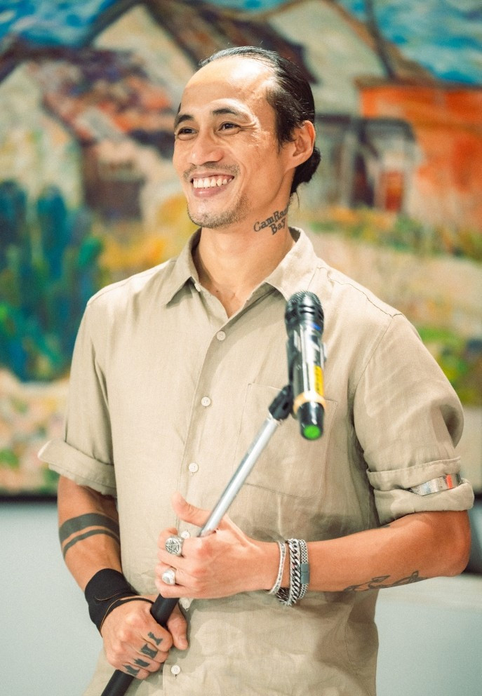 Nam ca sĩ Việt gặp biến cố phải tạm rút lui khỏi giới giải trí, lên chùa đi tu, cuộc sống sau 7 năm ra sao? - ảnh 1