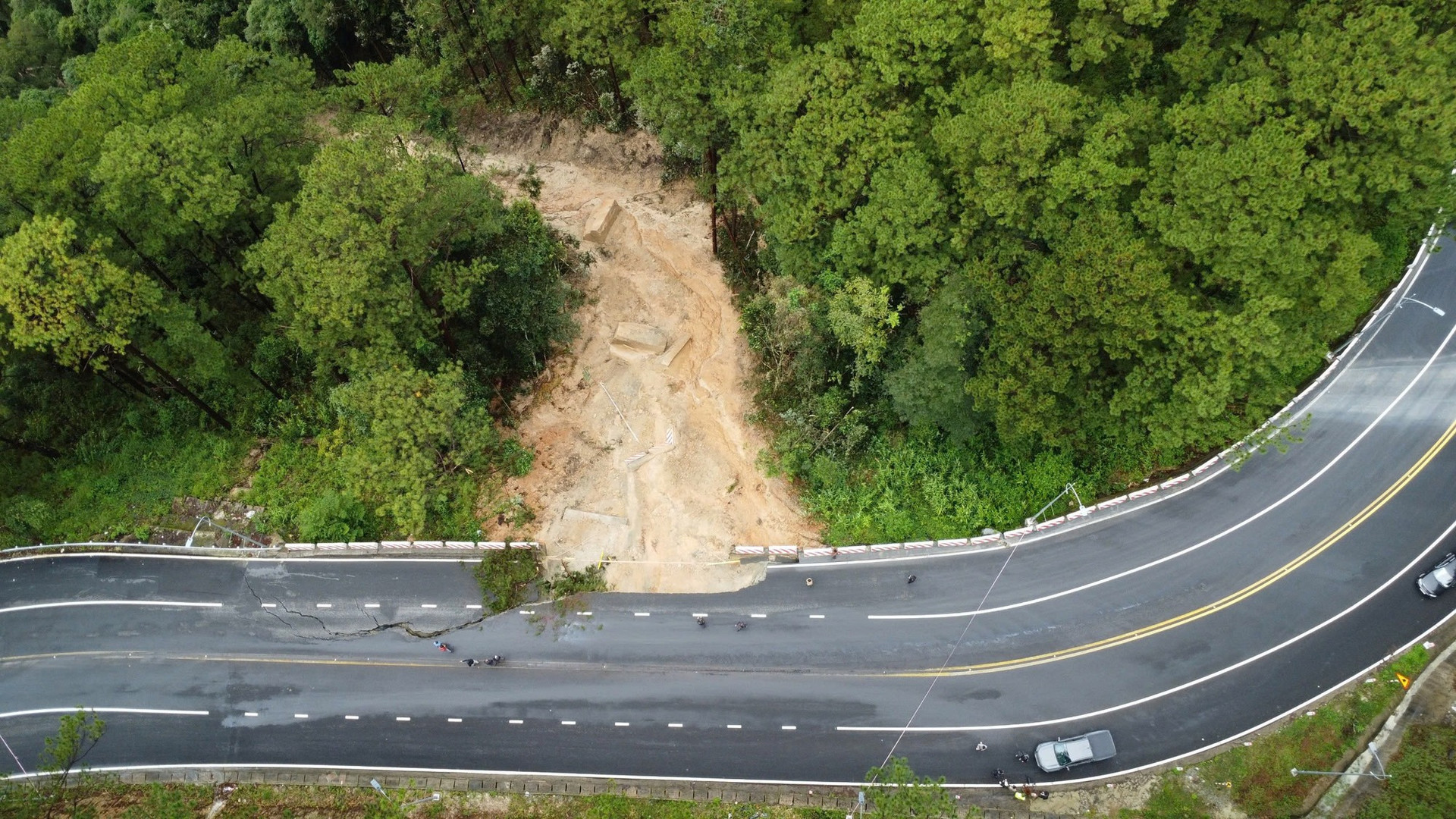 Đèo Mimosa bị sạt lở. Nguồn ảnh: Báo Tiền phong