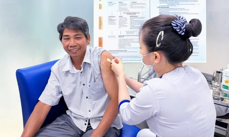 Tiêm vaccine miễn phí cho nhân dân vùng lũ - ảnh 1