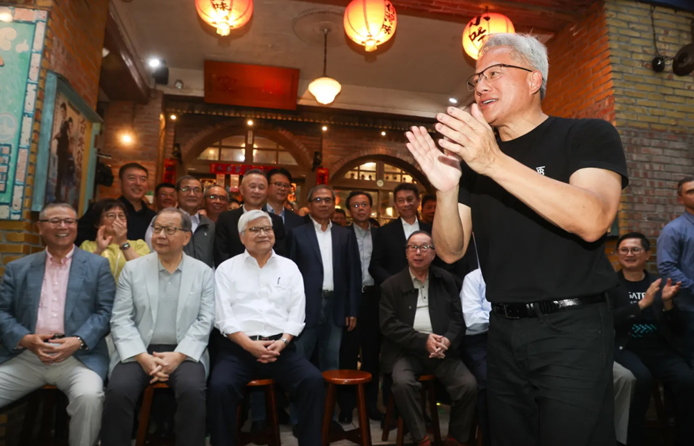 Cặp vợ chồng ‘bỏ túi’ 9 tỷ USD nhờ Nvidia, lọt top tỷ phú giàu nhất thế giới - ảnh 1