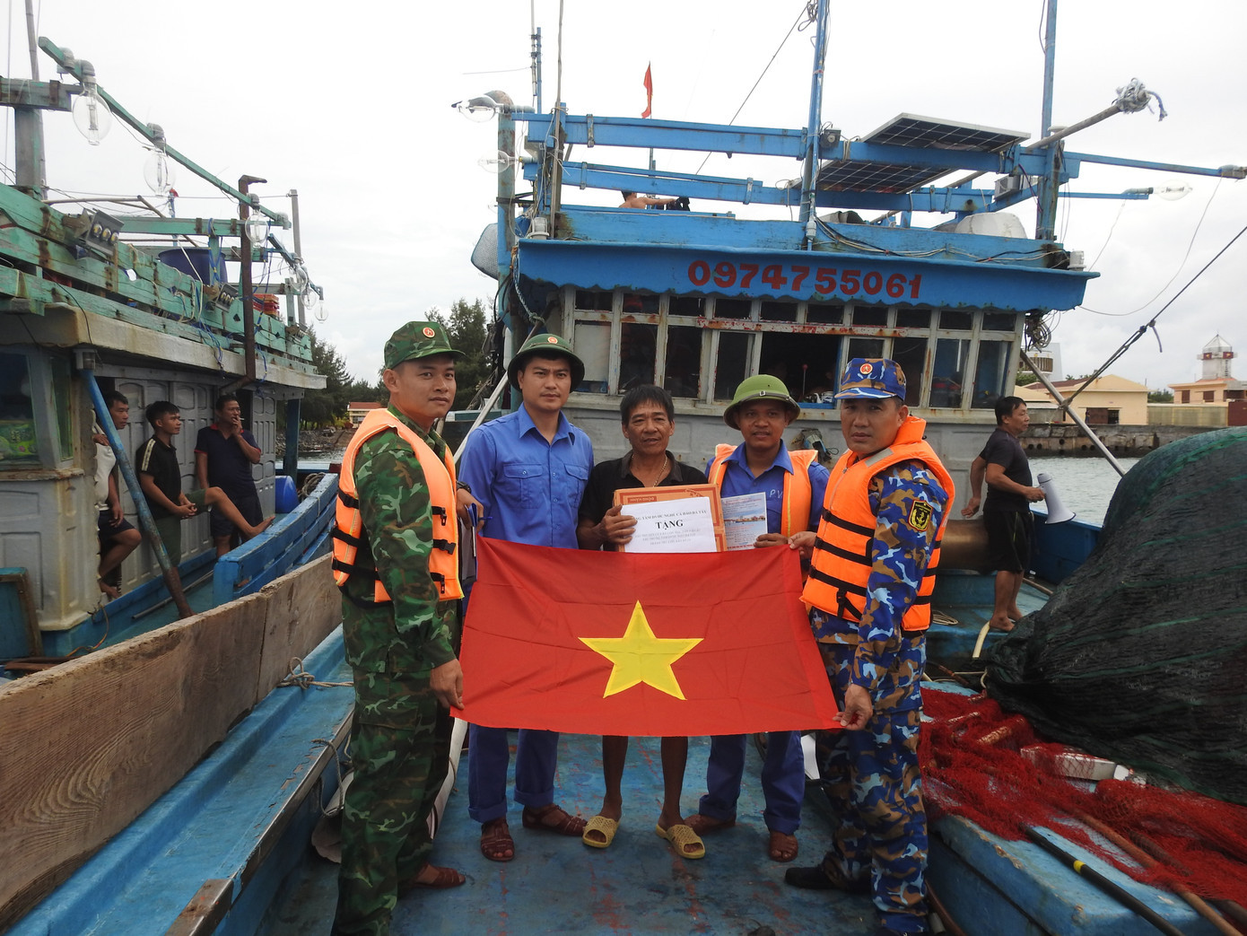 Cán bộ, chiến sĩ đảo Đá Tây thăm hỏi, tặng cờ tổ quốc cho ngư dân vào trú bão. can-bo-chien-si-dao-da-tay-tham-hoi-tang-co-cho-ngu-dan-vao-tranh-tru-bao.jpg