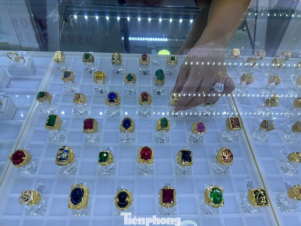 Trong tháng 12, Chi cục Quản lý thị trường sẽ kiểm tra cả trăm tiệm vàng trên địa bàn thành phố tp-vang-uyen-phuong-31.jpg