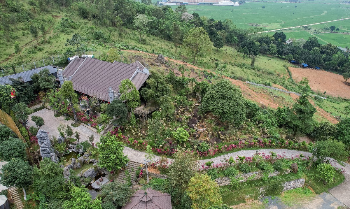 NSND trẻ nhất Việt Nam sở hữu biệt phủ 8.000m2 ở ngoại thành: Hòn non bộ cao bằng nhà 2 tầng, điện thờ hướng ra dãy núi Ba Vì- Ảnh 2.