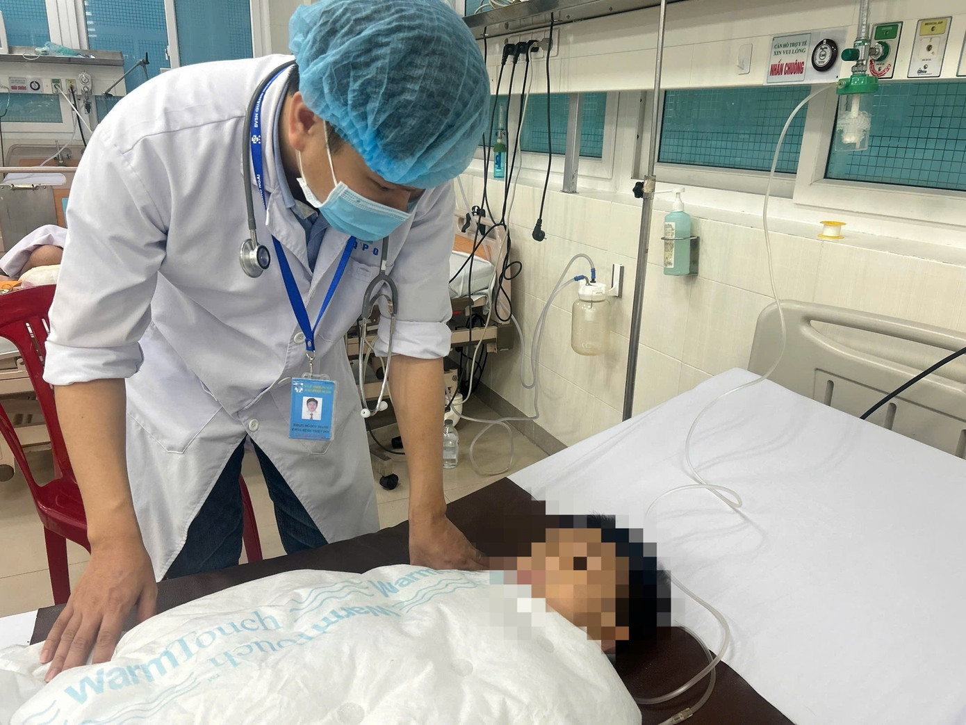 Bé trai V.V.T. (6 tuổi) đang được điều trị tại Bệnh viện Sản Nhi Quảng Ngãi. d14460f40d6a8134d87b.jpg